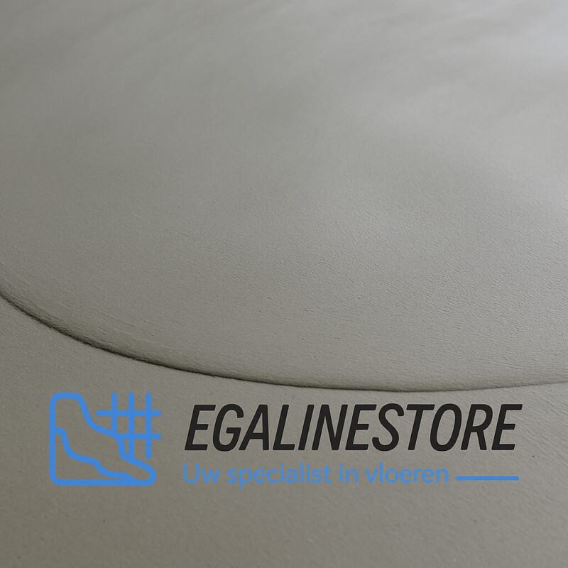 Egaline uitgesmeerd op betonnen vloer