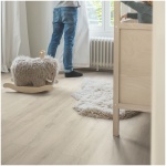Interieur met Quick-Step Classic CLM5790 Grijze Eik laminaatvloer in een lichte, stijlvolle woonkamer
