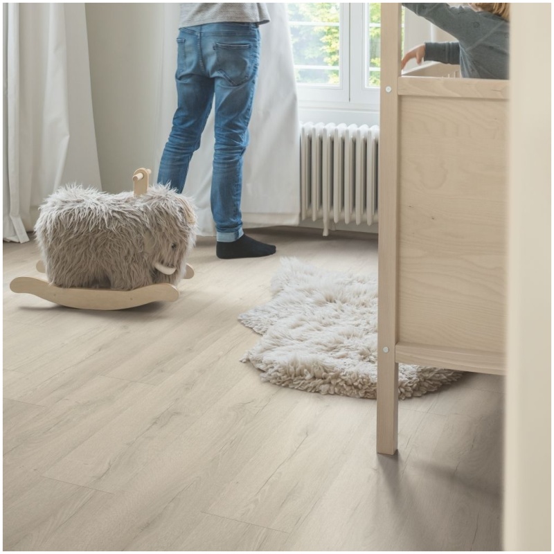 Interieur met Quick-Step Classic CLM5790 Grijze Eik laminaatvloer in een lichte, stijlvolle woonkamer
