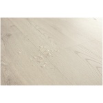 Detailfoto van waterdruppel op Quick-Step Classic CLM5790 Grijze Eik laminaatvloer, toont waterbestendigheid