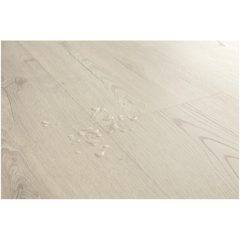 Detailfoto van waterdruppel op Quick-Step Classic CLM5790 Grijze Eik laminaatvloer, toont waterbestendigheid