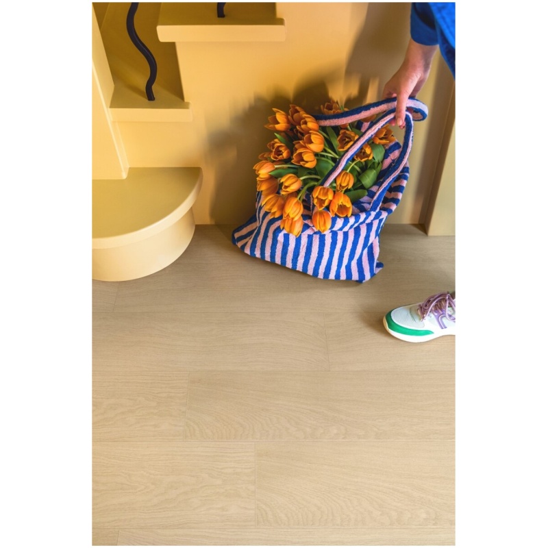 Wit geverniste eiken laminaatvloer van Quick-Step Impressive met zichtbare houtnerf