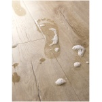 Waterdruppel op het oppervlak van Quick-Step Klassieke Beige Eik laminaatvloer