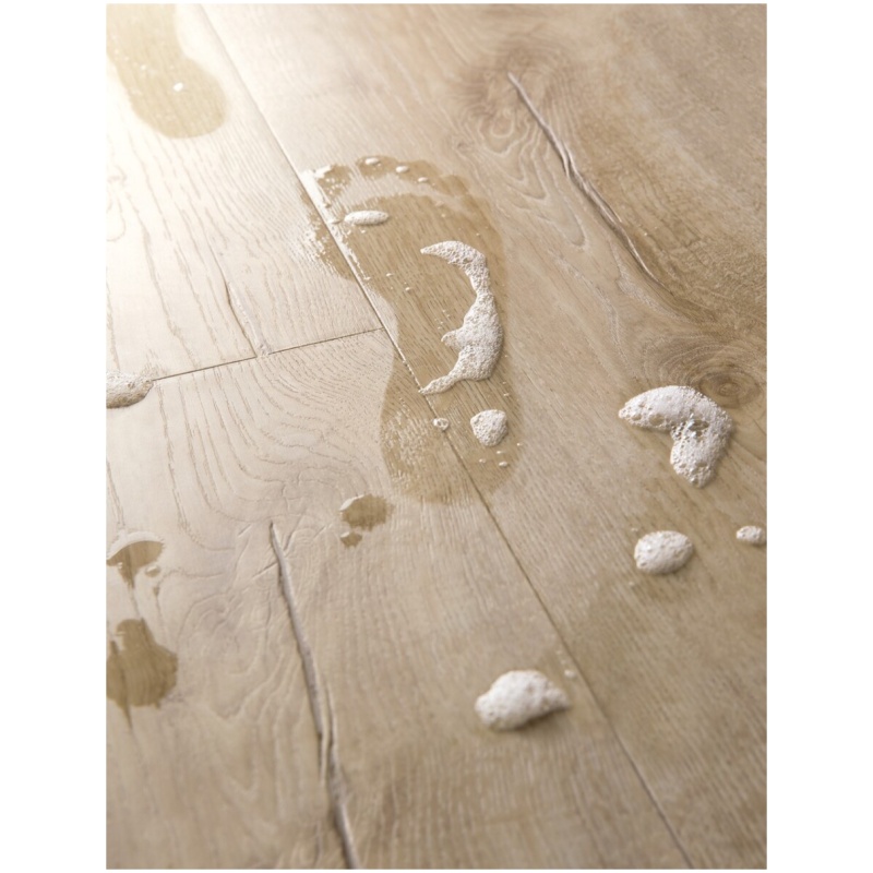 Waterdruppel op het oppervlak van Quick-Step Klassieke Beige Eik laminaatvloer