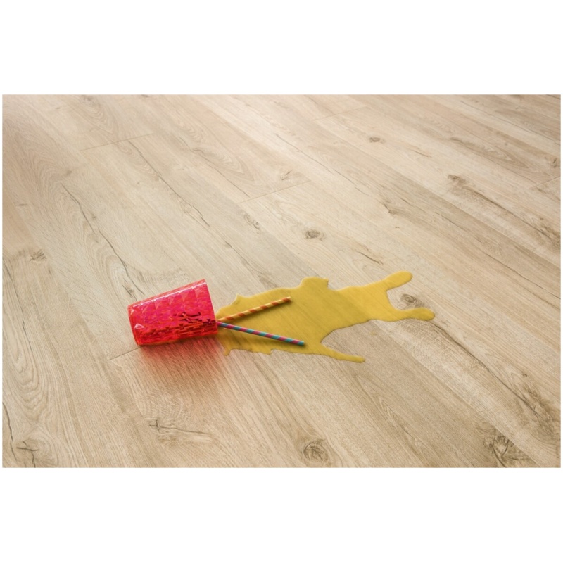 Gemorste vloeistof op Quick-Step Klassieke Beige Eik laminaatvloer, waterbestendig oppervlak