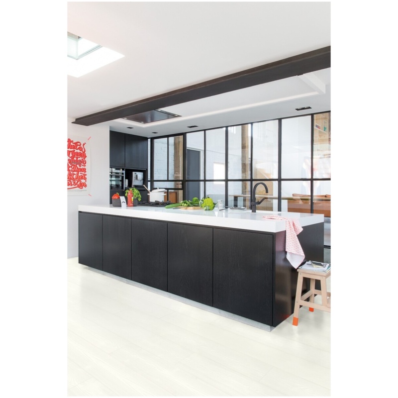 Witte planken laminaatvloer van Quick-Step Impressive in een strak en modern interieur