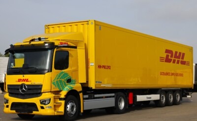DHL vrachtwagen voor palletverzending van egaline en vloerproducten in de Benelux